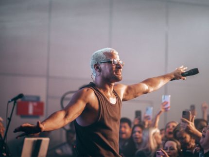 apos-“vale-tudo”,-thiago-martins-revela-foco-em-carreira-musical:-“prioridade-esse-ano-e-o-palco”