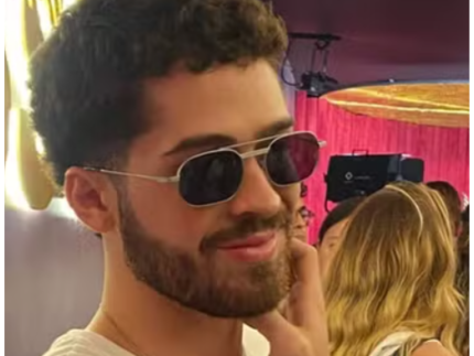 joao-guilherme-perde-celular-apos-fazer-xixi-na-arvore-antes-de-chegar-na-sapucai