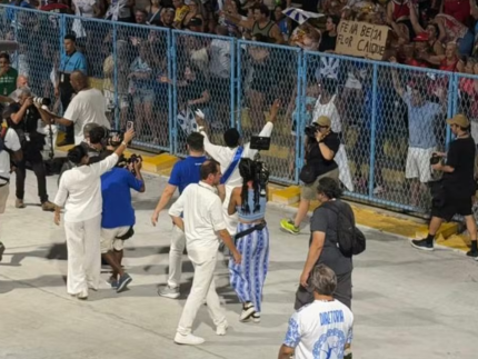 neguinho-da-beija-flor-e-aclamado-em-1a-vez-na-sapucai-apos-aposentadoria