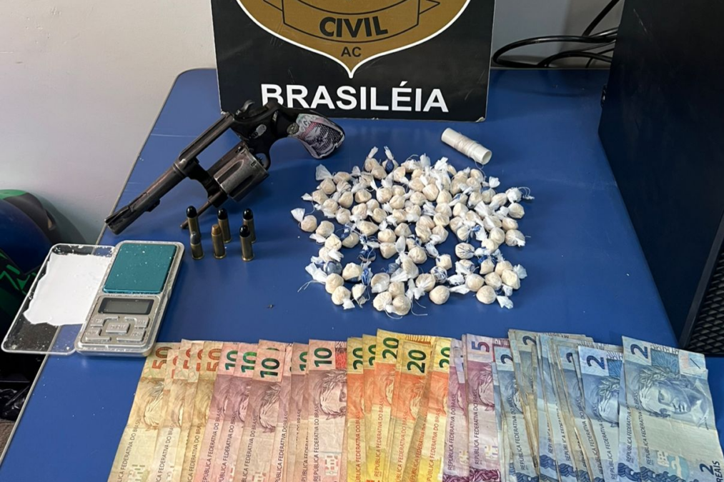 Jovem monitorado por tornozeleira é preso com revólver e 91 trouxinhas de droga em Brasiléia