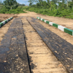 Prefeitura constrói ponte estaqueada na Gleba São Jorge, em Sena Madureira, e garante acesso às famílias