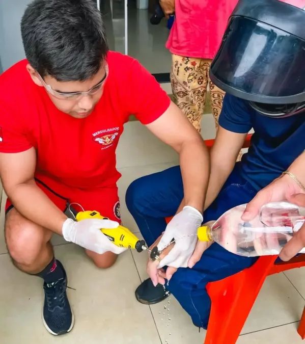 Bombeiros cortam anel preso em dedo em Cruzeiro do Sul