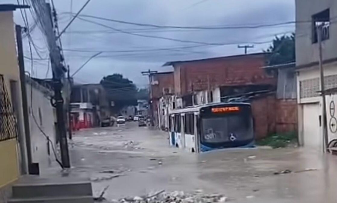 Vídeo mostra ônibus enfrentando alagamento e “virando barco” em Manaus