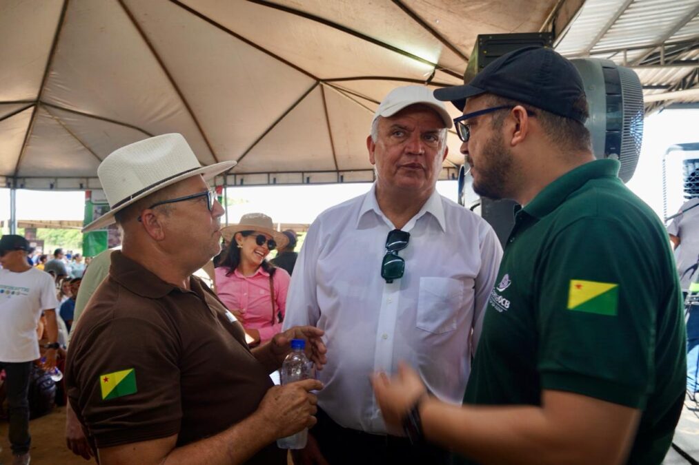 Petecão investe na cafeicultura e garante máquinas para produtores de Mâncio Lima