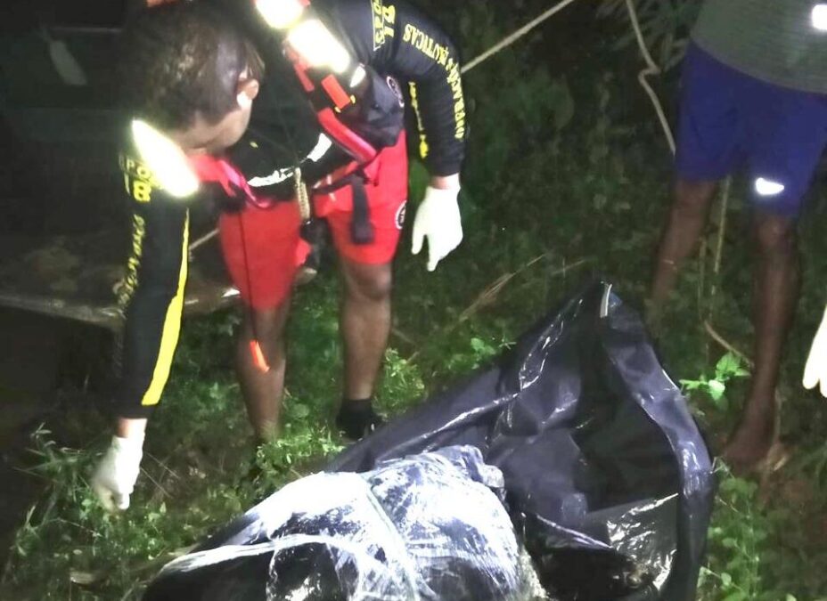 Corpo de idoso amarrado é resgatado pelo Corpo de Bombeiros no Rio Acre, em Rio Branco