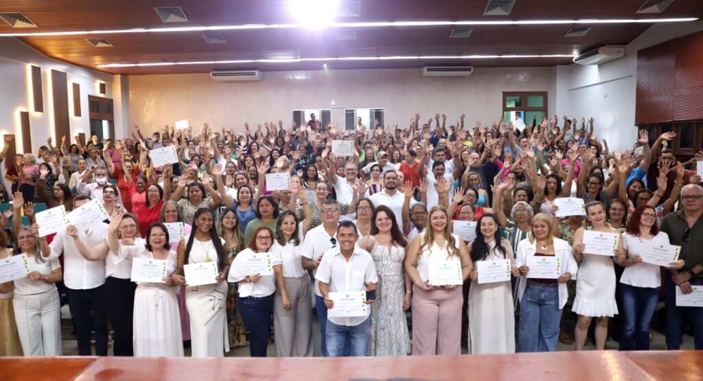 Cerimônia de certificação reuniu agentes de portaria, auxiliares de secretaria, assistentes educacionais e auxiliares de biblioteca. Foto: Mardilson Gomes/SEE