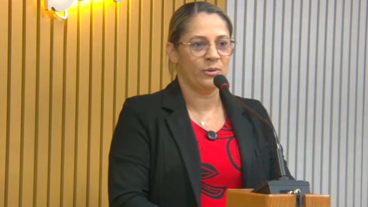 Ivoneide cobra prorrogação de contratos e critica novas exigências fora do edital em sessão da Câmara