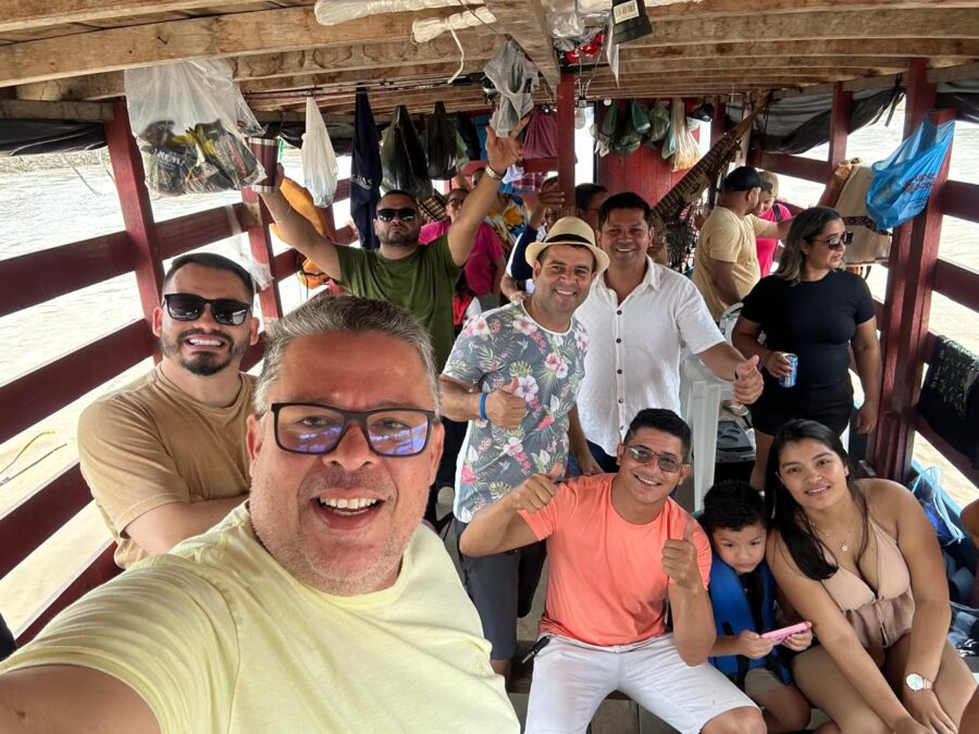 Carnaval diferente: moradores do Jardim Primavera fazem festa nas águas dos rios Iaco e Purus em Sena Madureira