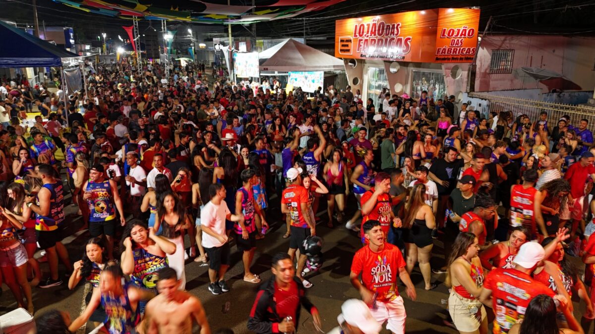 Última noite de Carnaval arrasta multidão e encerra festa com grande público em Sena Madureira