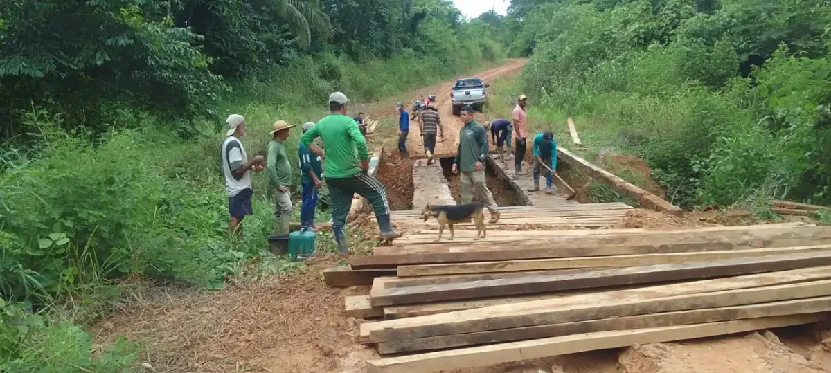 Comunidade do km 17 reconstrói ponte por conta própria no ramal do Cassirian, em Sena Madureira