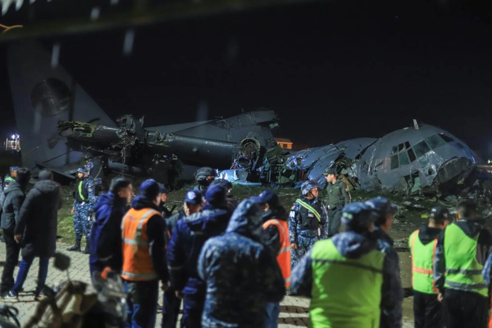 Avião militar cai em El Alto e deixa 15 mortos