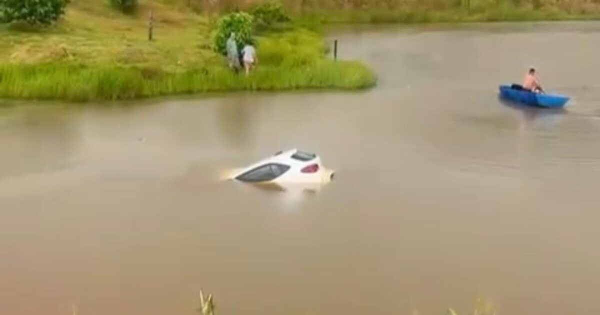 Carro afunda em açude após sair da pista na AC-475
