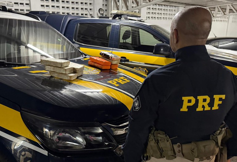 Entorpecente estava escondido em compartimento oculto no assoalho do veículo; dois ocupantes foram presos e encaminhados à Polícia Federal no Acre.