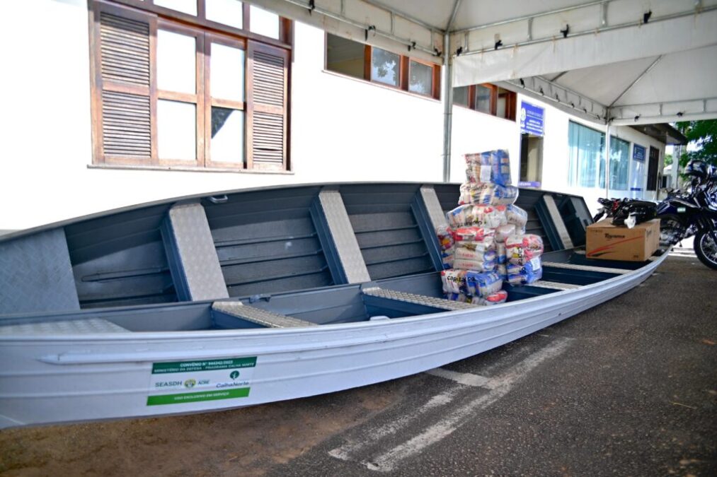 Governador e vice entregam veículos, equipamentos e cestas básicas para fortalecer assistência social
