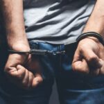 Suspeito de homicídio se apresenta à polícia após três dias escondido em mata em Feijó