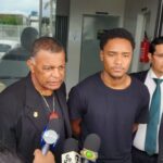 Jogador do Vasco-AC se apresenta à Polícia Civil e nega acusação de estupro em Rio Branco Alex Pires Júnior, no centro, se entregou à polícia na tarde desta terça-feira (17) — Foto: Gustavo Almeida/Rede Amazônica Acre