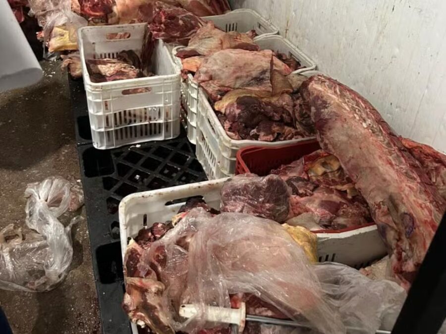 Fiscalização apreende produtos impróprios e carne em supermercados de Sena Madureira