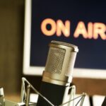 Moradora de Manoel Urbano manda recado apaixonado a locutor de Sena durante programa de rádio