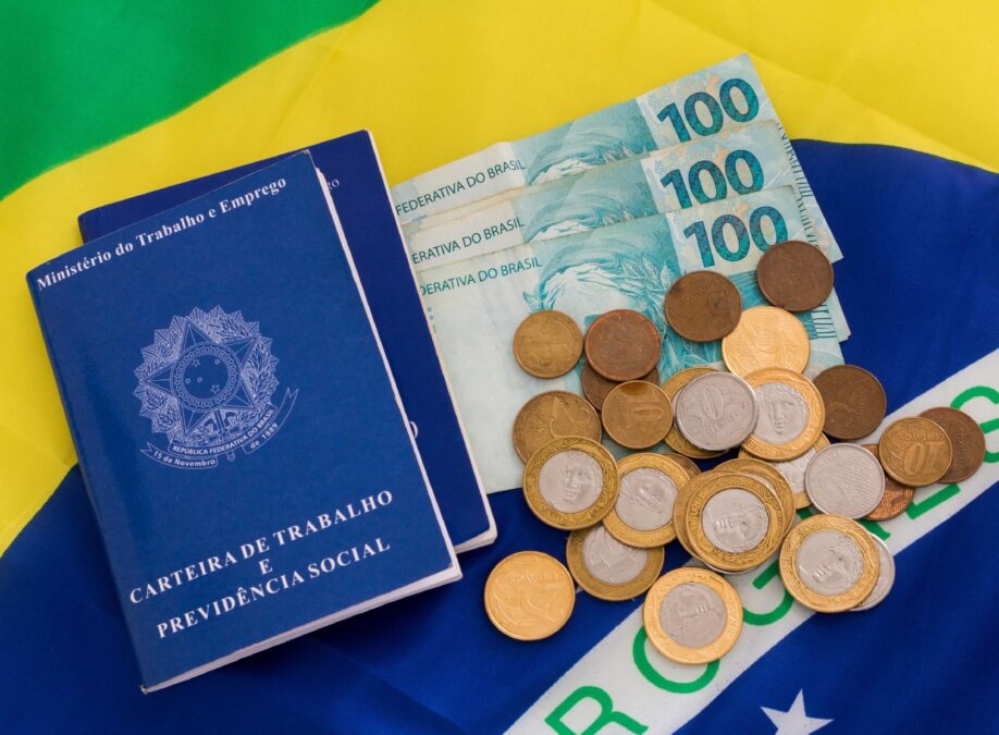 Novo salário mínimo de R$ 1.621 começa a ser pago nesta segunda-feira