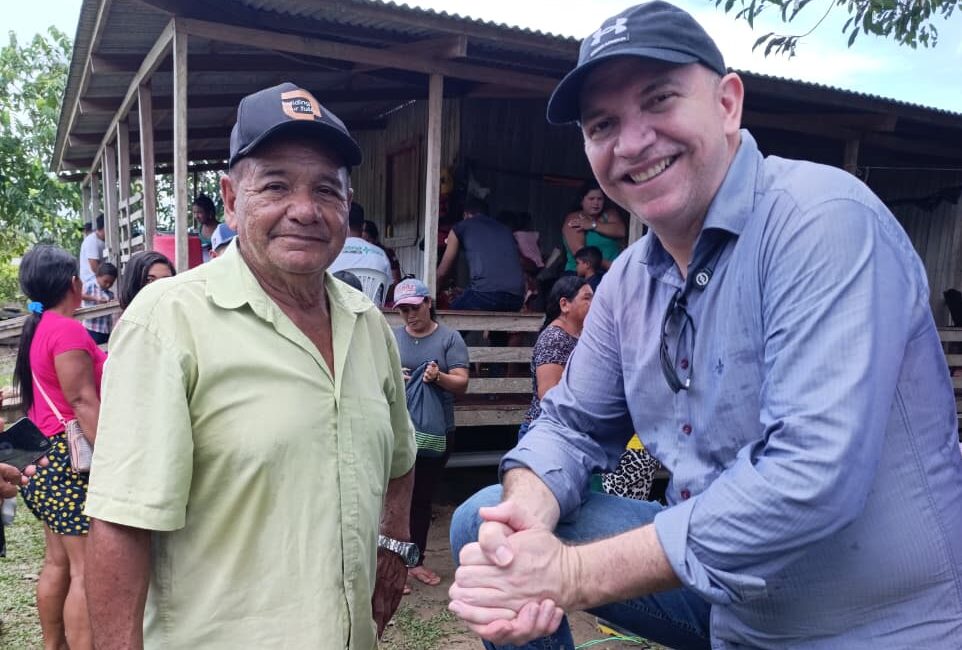 Prefeito de Sena Madureira acompanha Saúde Itinerante no rio Iaco