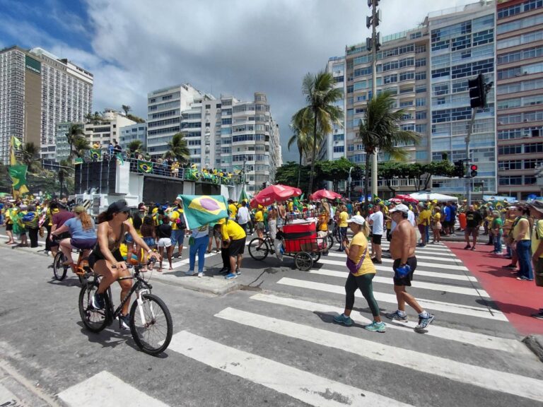 bolsonaristas-fazem-manifestacao-no-rio-com-criticas-a-lula-e-stf
