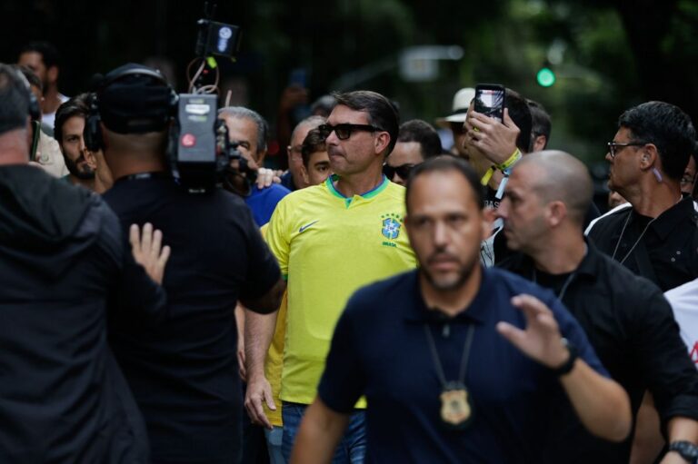 flavio-usa-colete-a-prova-de-balas-em-ato-na-paulista;-saiba-por-que
