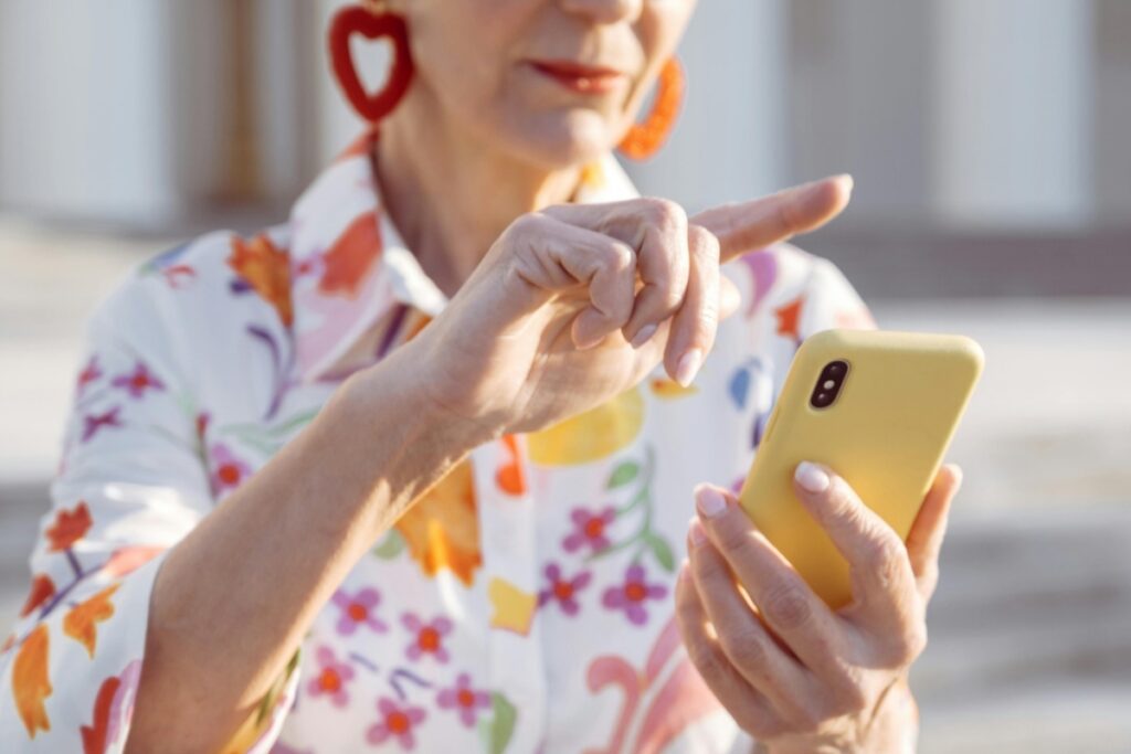 mulher-desiste-de-dates,-usa-tinder-para-buscar-emprego-e-e-contratada