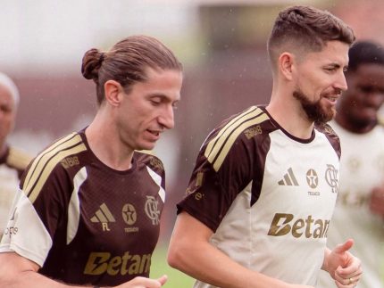 jogadores-do-flamengo-se-despedem-de-filipe-luis-e-expoem-apoio-ao-treinador