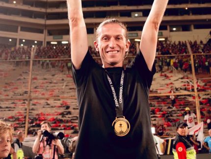 apos-ser-demitido-pelo-flamengo,-tecnico-filipe-luis-se-manifesta:-“saio-de-cabeca-erguida”