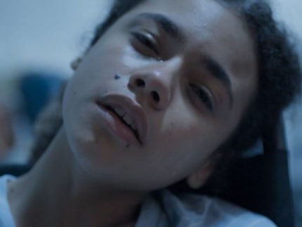 opiniao:-alana-cabral-transforma-dor-de-joelly-em-atuacao-de-alto-nivel-em-“tres-gracas”