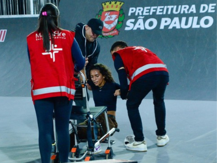 rayssa-leal-se-lesiona-em-treino-do-mundial-de-skate-e-deixa-pista-com-auxilio