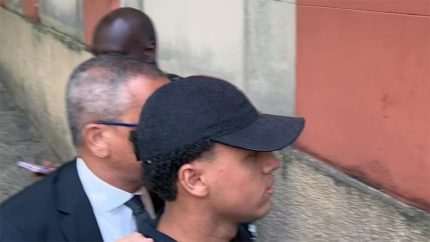 filho-de-subsecretario-exonerado,-acusado-por-estupro-coletivo,-se-entrega-a-policia-no-rio