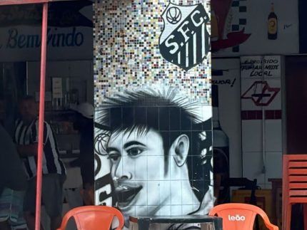 neymar-ve-caricatura-em-bar-de-santos-e-faz-piada:-“estou-meio-diferente”