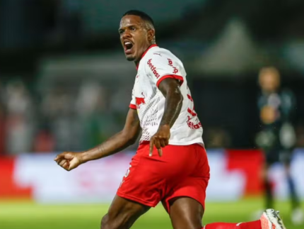 zagueiro-do-bragantino-leva-gancho-de-12-jogos-apos-fala-machista-contra-arbitra