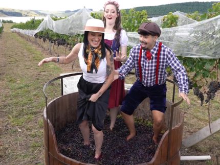 reporter-do-portal-leodias-participa-de-vindima-e-mostra-tradicao-de-pisar-na-uva