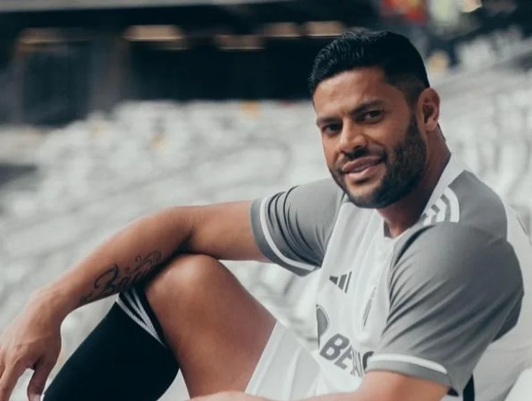 hulk-se-manifesta-apos-se-envolver-em-confusao-na-final-do-estadual:-“peco-desculpas”