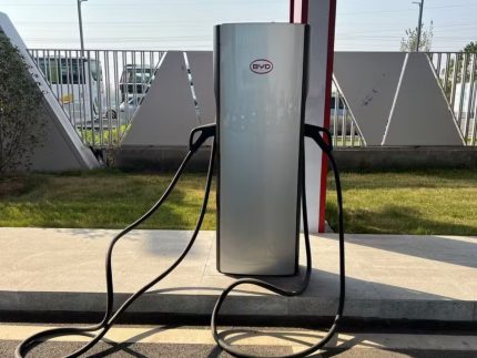 bateria-completa-em-8-minutos:-byd-leva-supercarregador-eletrico-a-brasilia