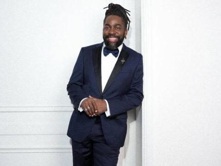 lazaro-ramos-aposta-em-smoking-azul-para-torcer-por-wagner-moura-no-oscar-2026