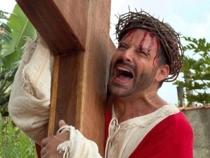 apos-deixar-o-“bbb26”,-henri-castelli-volta-aos-palcos-como-jesus-em-“a-paixao-de-cristo”