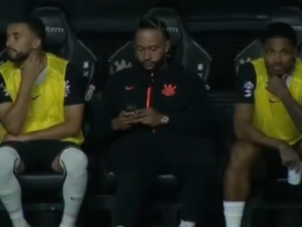memphis-leva-chamada-de-comissao-tecnica-apos-usar-o-celular-no-banco-do-corinthians