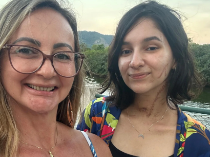 mae-de-jovem-esfaqueada-por-negar-namoro-celebra-1o-passeio-da-filha-apos-alta