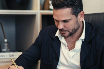 autor-renomado-aposta-em-espetaculo-imersivo-para-lancar-novo-livro-em-salvador