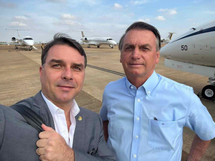 bolsonaro-define-advogados-autorizados-a-visita-lo;-lista-inclui-flavio-e-ex-ministro