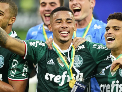 de-volta-a-origem:-gabriel-jesus-treina-no-ct-do-palmeiras-durante-folga-do-arsenal