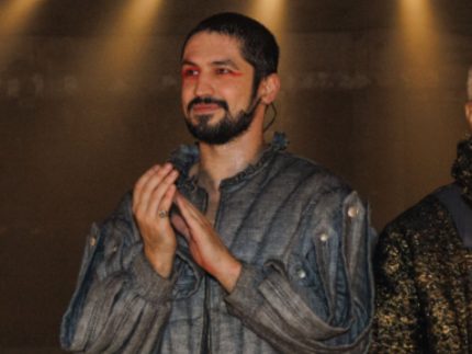 critica:-em-meio-ao-concreto,-gabriel-leone-brilha-em-“hamlet,-sonhos-que-virao”