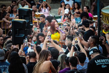 mari-fernandez-faz-aparicao-especial-em-iconico-bar-do-centro-do-rio-antes-de-show