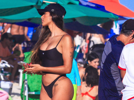 gravida,-taina-militao-curte-dia-de-praia-e-atende-fas-no-rj
