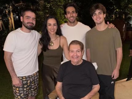 faustao-faz-rara-aparicao-de-cadeira-de-rodas-no-aniversario-da-filha,-lara-silva