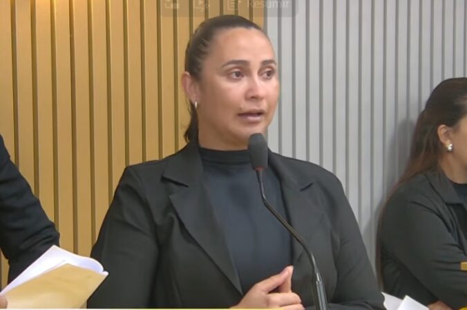 Vereadora Helissandra Matos durante sessão extraordinária que aprovou reajuste salarial dos professores em Sena Madureira.