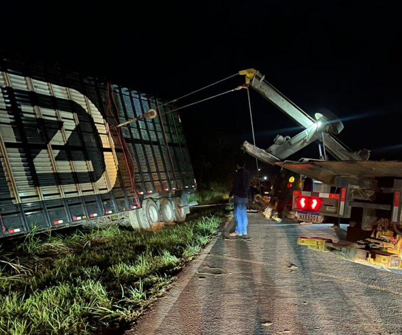 Carreta sai da pista e tomba na BR-364 entre Sena e Rio Branco